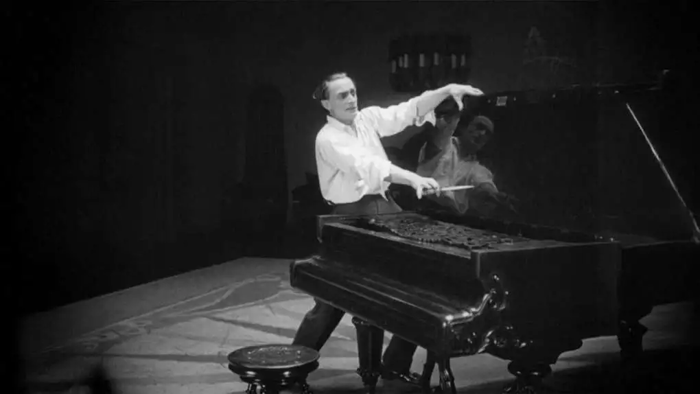 Still 2 The Hands of Orlac